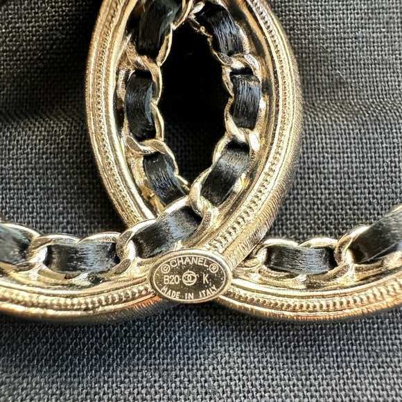 CHANEL 20K CLASSIC GOLD TONE LARGE BIG CC LOGO PEARL CHAIN CRYSTALS BROOCH PIN - Picture 10 of 11